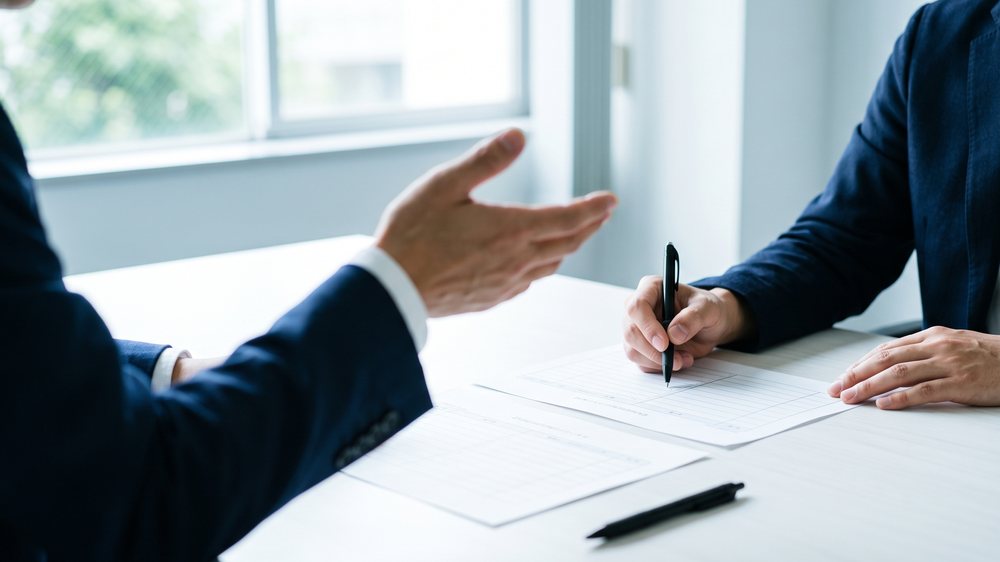 評価面談で評価シートに記入する手元